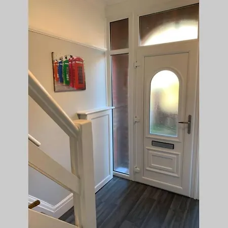 Modern Fully Refurbished 3 Bedroom