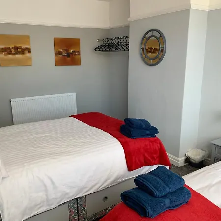 Modern Fully Refurbished 3 Bedroom Holiday home *