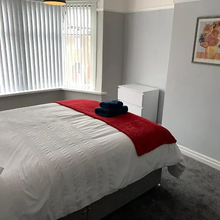 Modern Fully Refurbished 3 Bedroom Holiday home *