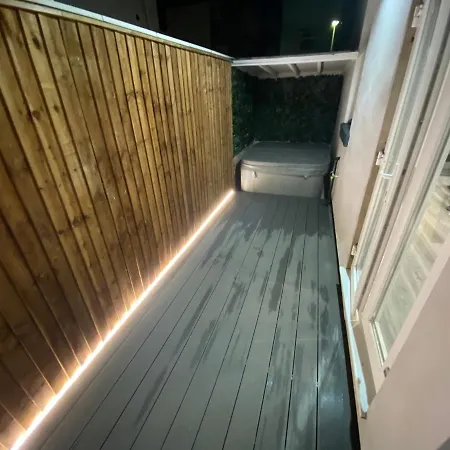Edward Place Luxury Hot Tub Блэкпул
