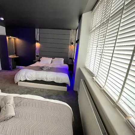 Breeze - Luxury Group - Sleeps 19 *