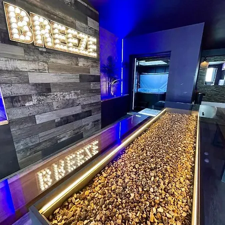 Breeze - Luxury Group - Sleeps 19 Holiday home Blackpool