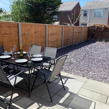 Modern Fully Refurbished 3 Bedroom Holiday home Blackpool