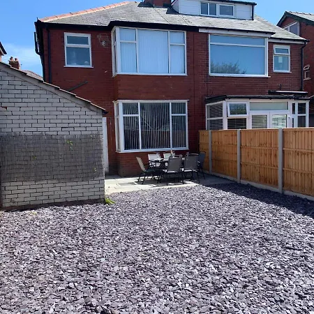 Modern Fully Refurbished 3 Bedroom Holiday home Blackpool