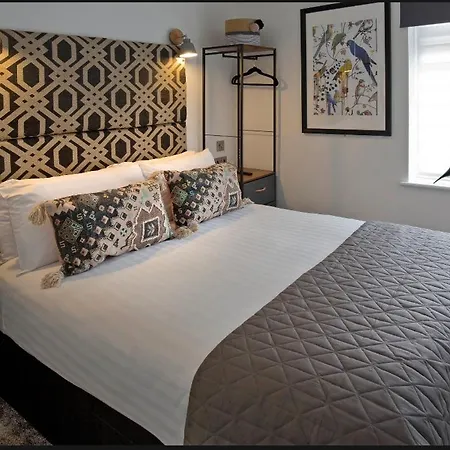 Blackbird And Luxury 14 * Blackpool