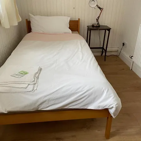 Renovated 4-bed - Sleeps 9 - Garden - Parking