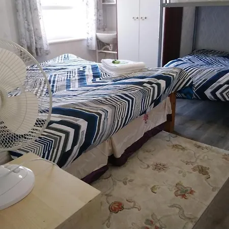 Holiday home Renovated 4-bed - Sleeps 9 - Garden - Parking Blackpool