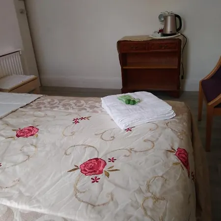 Renovated 4-bed - Sleeps 9 - Garden - Parking