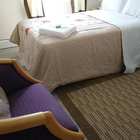 Renovated 4-bed - Sleeps 9 - Garden - Parking Holiday home