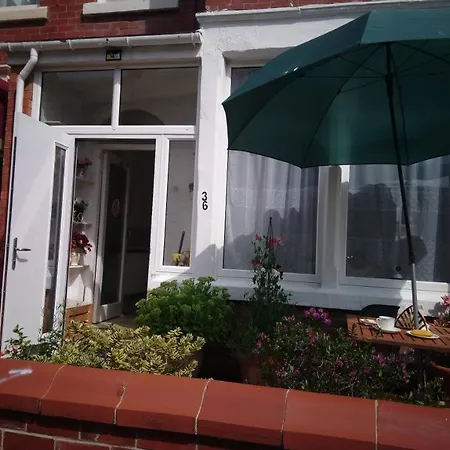 Renovated 4-bed - Sleeps 9 - Garden - Parking Holiday home Blackpool