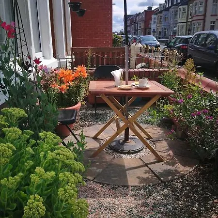 Holiday home Renovated 4-bed - Sleeps 9 - Garden - Parking *
