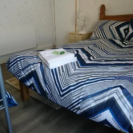 Renovated 4-bed - Sleeps 9 - Garden - Parking *