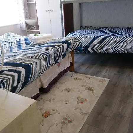 Renovated 4-bed - Sleeps 9 - Garden - Parking Holiday home *