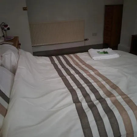 Holiday home Renovated 4-bed - Sleeps 9 - Garden - Parking *