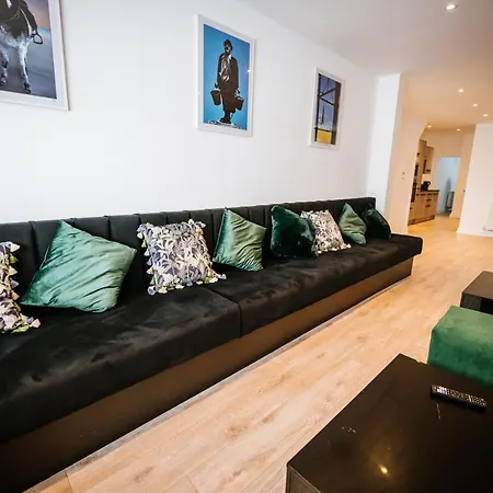 Modern House Sleeps 18 Or Perfect For Large Family. بيت للعطل