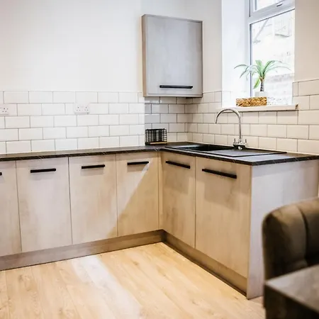 Modern House Sleeps 18 Or Perfect For Large Family. * بلاكبول
