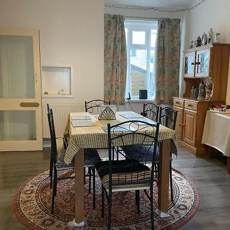 Renovated 4-bed - Sleeps 9 - Garden - Parking * Blackpool