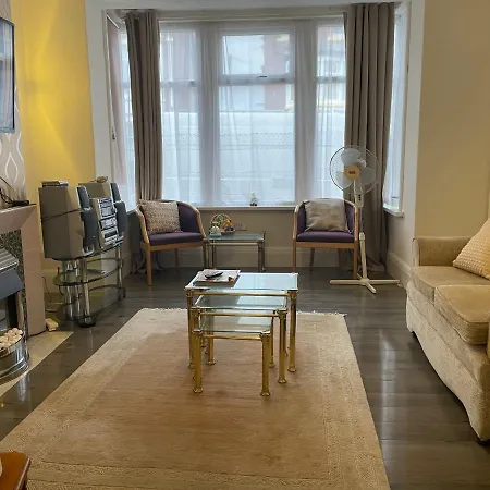 Renovated 4-bed - Sleeps 9 - Garden - Parking