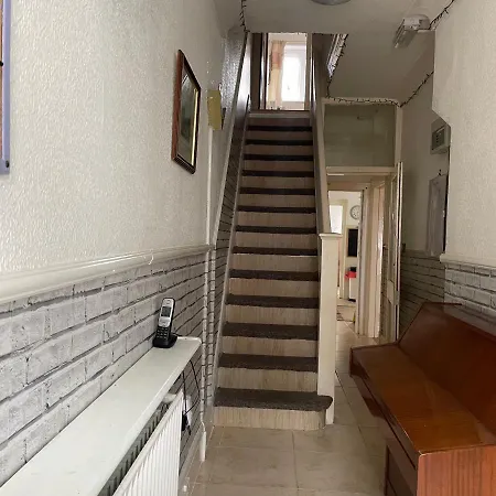 Renovated 4-bed - Sleeps 9 - Garden - Parking *