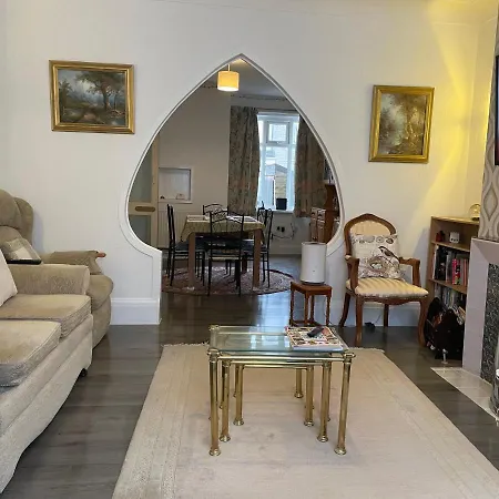 Renovated 4-bed - Sleeps 9 - Garden - Parking Holiday home *