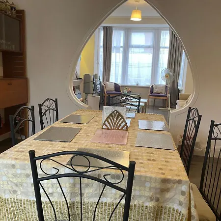 Renovated 4-bed - Sleeps 9 - Garden - Parking