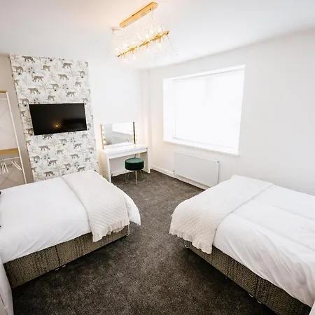 Modern House Sleeps 18 Or Perfect For Large Family. بلاكبول