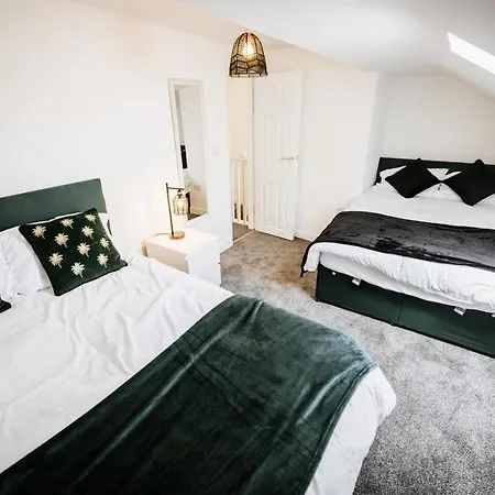Modern House Sleeps 18 Or Perfect For Large Family. بيت للعطل *