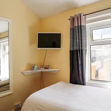 The Shores Hotel, Отель