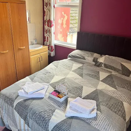 Kirkstead Guesthouse, Pet Friendly Available, Everyone Welcome Guest house Blackpool
