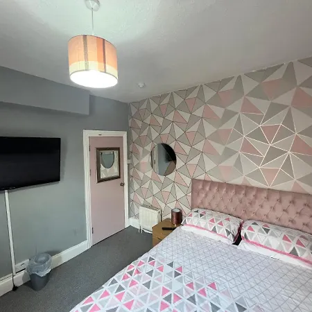 Kirkstead Guesthouse, Pet Friendly Available, Everyone Welcome * Blackpool