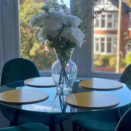 Hidden Gem W/ Parking Short Walk To Pleasure * Blackpool