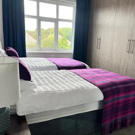 Hidden Gem W/ Parking Short Walk To Pleasure Apartment