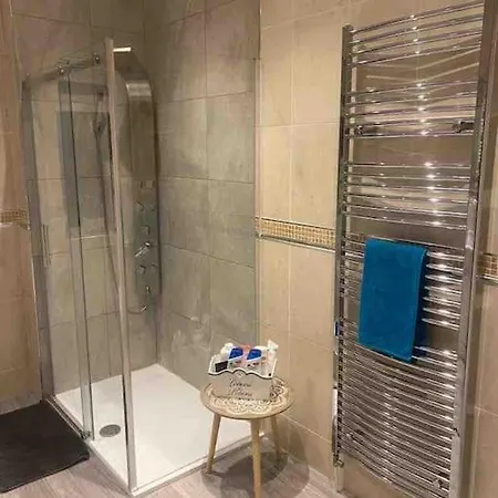 Hidden Gem W/ Parking Short Walk To Pleasure Apartment