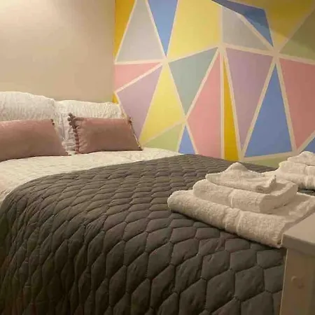 Hidden Gem W/ Parking Short Walk To Pleasure Apartment *
