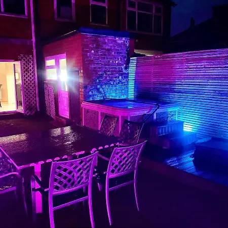 Holiday home Family Modern 3 Bed Hot Tub House In *