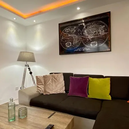 Kennedy House By Service Apartment *