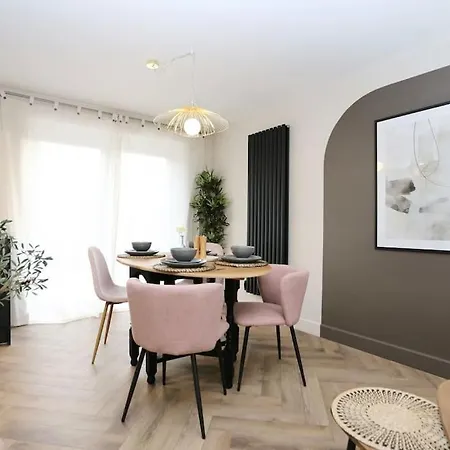 Xxbrand Newxx Sleeps 8, Stylish Japandi House Holiday home *