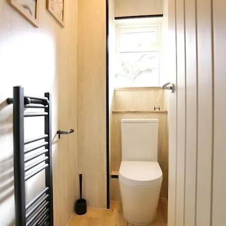 Xxbrand Newxx Sleeps 8, Stylish Japandi House Holiday home