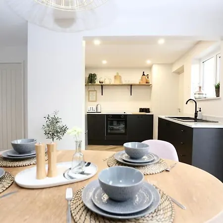 Holiday home Xxbrand Newxx Sleeps 8, Stylish Japandi House *