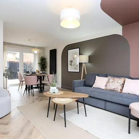 Xxbrand Newxx Sleeps 8, Stylish Japandi House Holiday home Blackpool