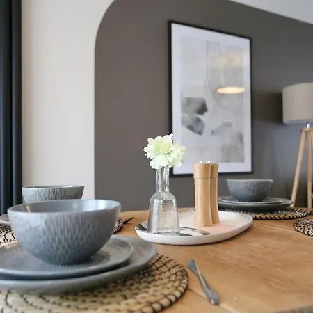 Xxbrand Newxx Sleeps 8, Stylish Japandi House Holiday home *