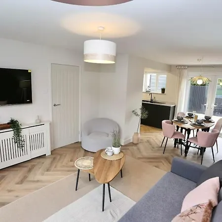 Xxbrand Newxx Sleeps 8, Stylish Japandi House Blackpool