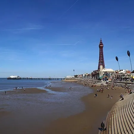 Kirkstead Guesthouse, Pet Friendly Available, Everyone Welcome * Blackpool