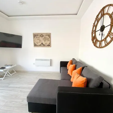 Princess Theatre View By Service Apartment *