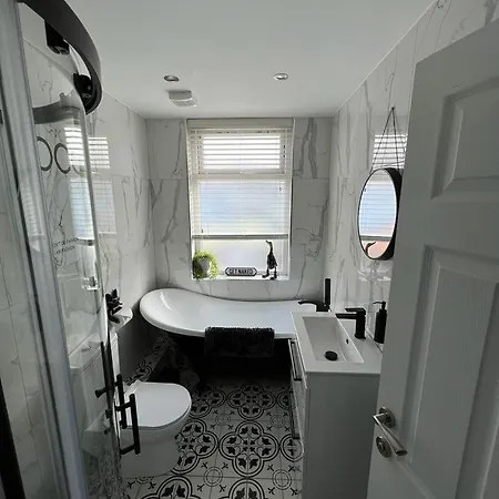 Beachside - Hot Tub Sleeps 10