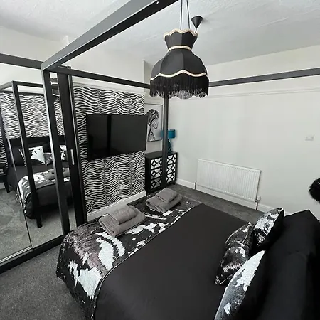 Beachside - Hot Tub Sleeps 10 Holiday home Blackpool