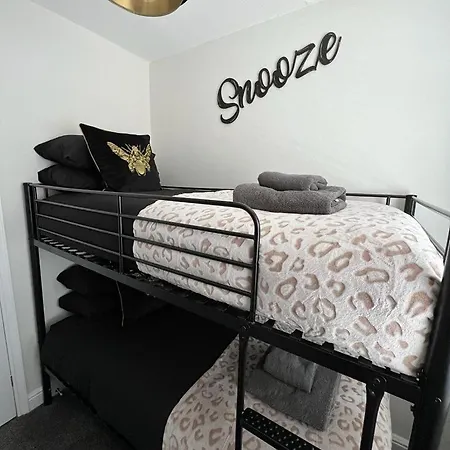 Beachside - Hot Tub Sleeps 10 Holiday home Blackpool
