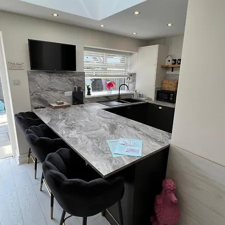 Beachside - Hot Tub Sleeps 10 Holiday home Blackpool