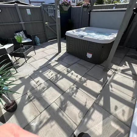 Beachside - Hot Tub Sleeps 10 *
