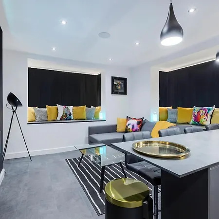 Two Bed Modern 5min Walk To Town Centre With Free Parking ! Under New Management *